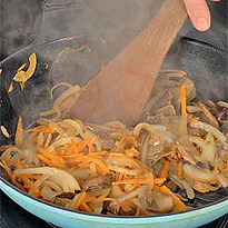 Жаркое с мясом и грибами в горшочках. Шаг №4 Жаркое с мясом и грибами в горшочках. Шаг №4