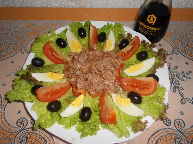 Салат с консервированным тунцом,маслинами,помидором ияйцом 
