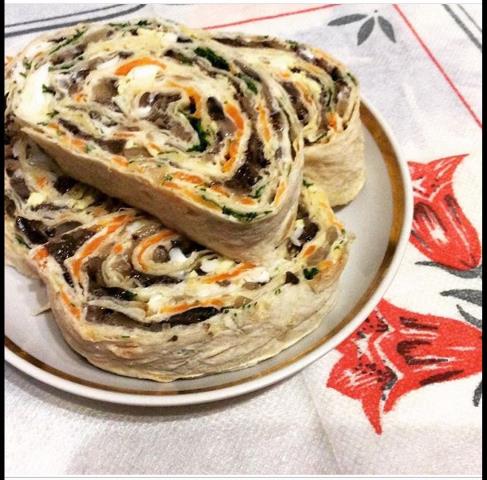 Рулет из лаваша и корейской моркови с грибами  