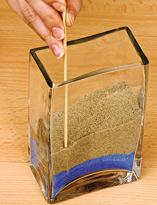 Подготовка вазы с песком