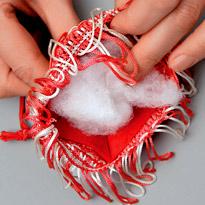 Заполнение верхней части игрушки синтепоном Заполнение верхней части игрушки синтепоном