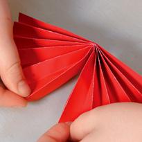 Новогодняя гирлянда из цветной бумаги . Шаг 2