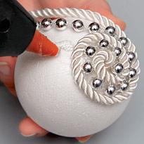 Приклеивание бус к шару