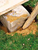 Утрамбовка песка вокруг валунов