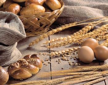 Хлеб, соль, вареные яйца, колосья пшеницы и ржи