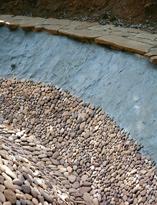 Укладка гальки на дно и нижние части откосов