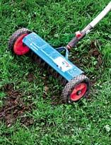 Рыхление проплешины на газоне