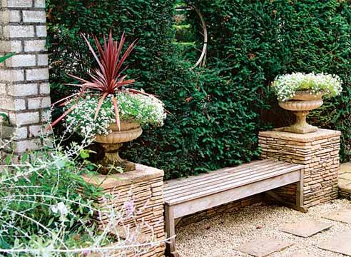 Скамья деревянная между каменных ваз, сад регулярного стиля