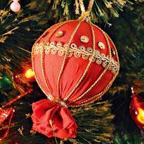 Елочный шар с кисточкой