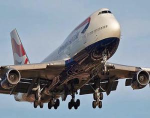 Самолет летает на траве