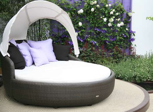 Кровать в саду