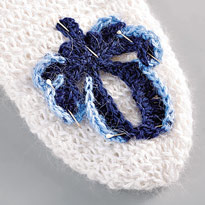 Декорирование варежек цветком