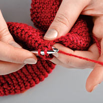 Шапка, шарф и варежки с хохломским рисунком. Шаг 1