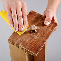 Обработка поверхности комода