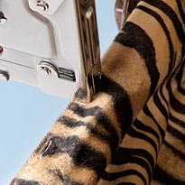 Обвивка чемодана мехом