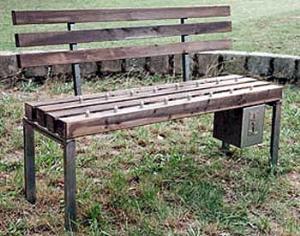 В китайском парке появились скамейки с шипами