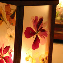 светильник с засушенными цветами и листьями