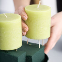 Новогодний настольный венок с орхидеями и еловыми ветками. Шаг 1