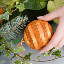 Новогодний настольный венок с орхидеями и еловыми ветками. Шаг 3