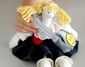 Дикие шимпанзе играют в куклы