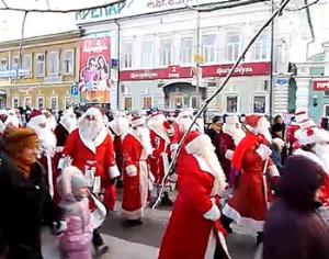 Деды Морозы выходят на улицы городов