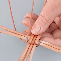 Плетеная бутылочница . Шаг 4