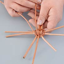 Плетеная бутылочница . Шаг 5