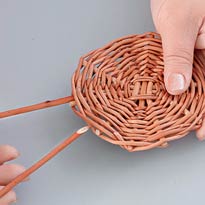 Плетеная бутылочница . Шаг 8