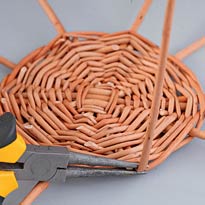 Плетеная бутылочница . Шаг 9