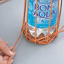 Плетеная бутылочница . Шаг 11