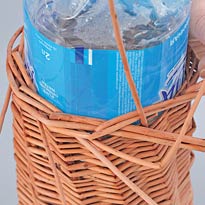 Плетеная бутылочница . Шаг 16