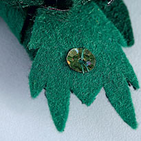 Брошь из войлока с бисером и пайетками . Шаг 3