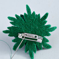 Брошь из войлока с бисером и пайетками . Шаг 4