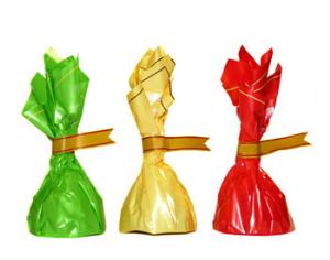 Милиционеры раздают конфеты курящим пассажирам электричек