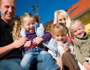 Многодетные семьи, имеющие землю, не теряют право на квартиру