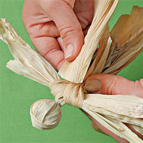 Куклы из кукурузных листьев. Шаг 6