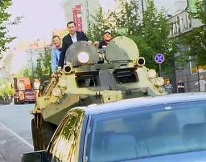 Мэр Вильнюса давит танком неправильно припаркованные машины