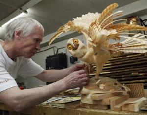 Сибирский скульптор мастерит животных из стружек