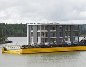 Многоэтажный дом отправился в морское путешествие из Турку