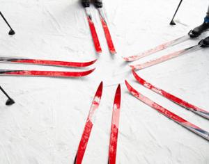 На Пушкинскую площадь вышли спортсмены на лыжах