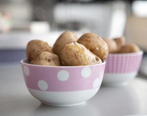 Картошку увековечили в дереве