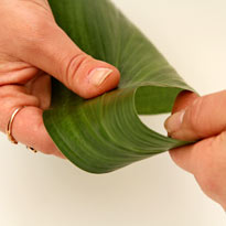 Драпируем ножку букета листом аспидистры. Шаг 2