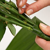 Драпируем ножку букета листом аспидистры. Шаг 3