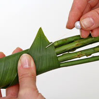 Драпируем ножку букета листом аспидистры. Шаг 4