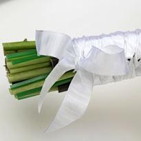 Нарядная обвязка из ленты для ножки букета