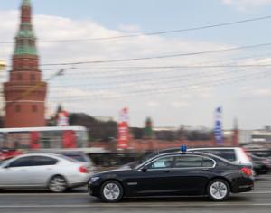 Выделенные полосы на самом деле сделаны для машин с мигалками
