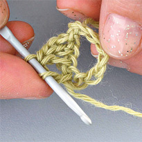 Шарф крупной вязки с помпонами. Шаг 1