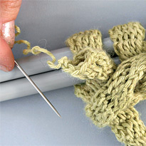 Шарф крупной вязки с помпонами. Шаг 2