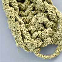 Шарф крупной вязки с помпонами. Шаг 3