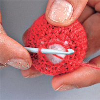 Шарф крупной вязки с помпонами. Шаг 4